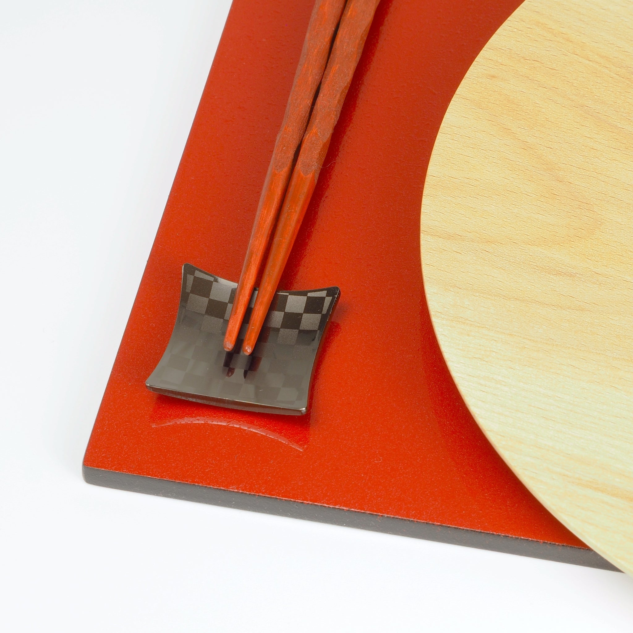 A black hashioki with a wooden plate. Tsukushi