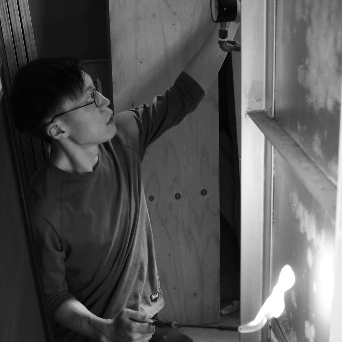 Japanese pottery artist, Kazuma Yamamoto in a black and white image, Tsukushi