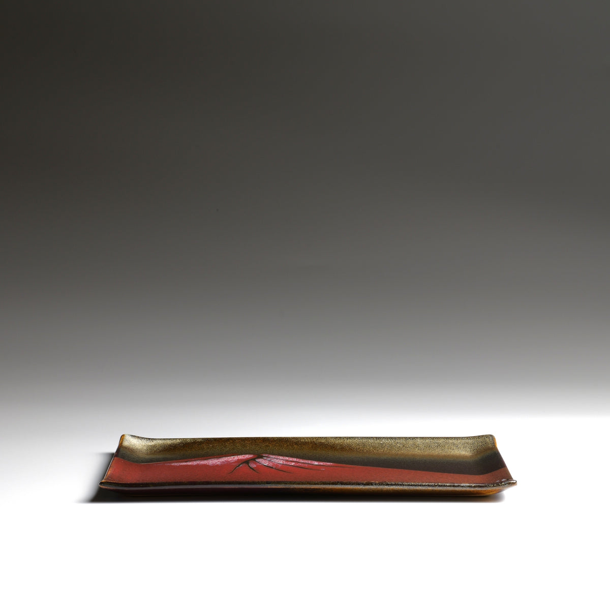 Side profile of Akafuji rectangular plate showing the gently raised handmade edges