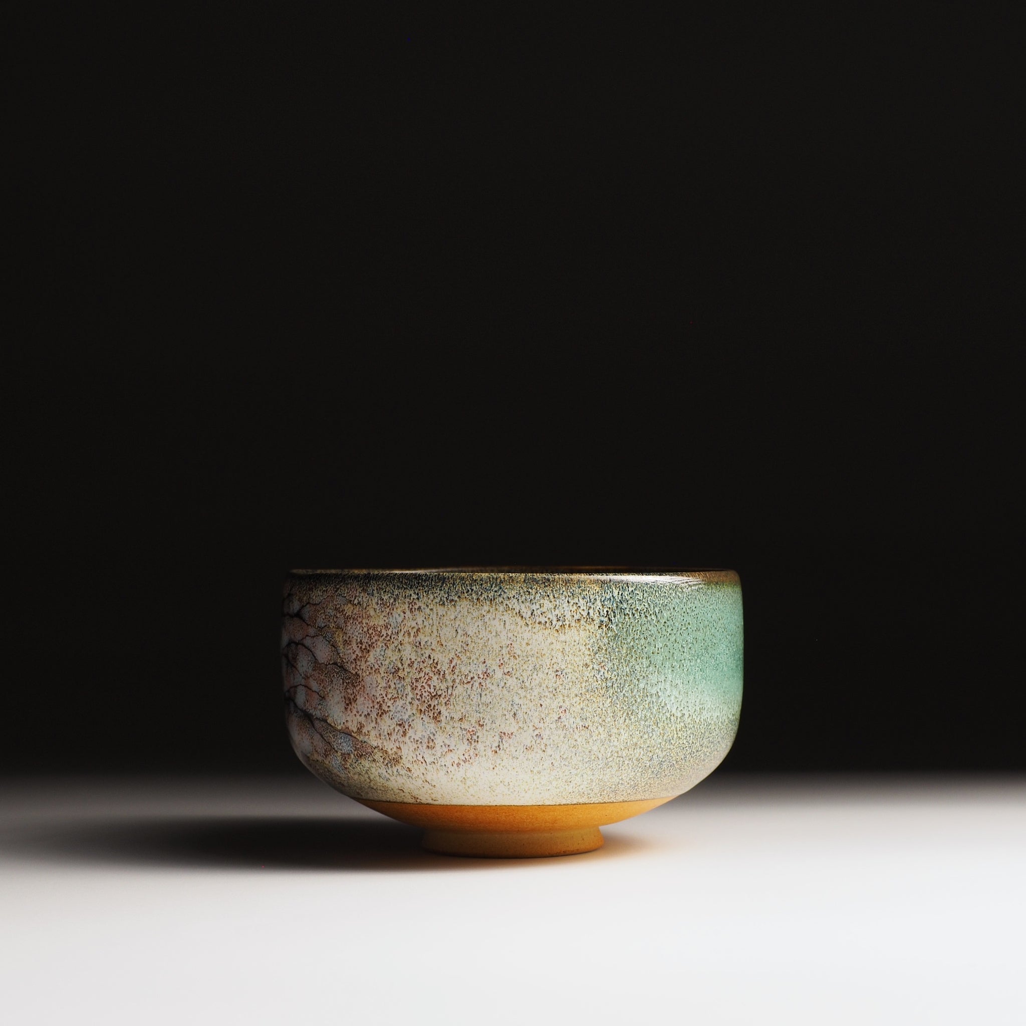 Hanagumo matcha bowl, side view, blush and green Tenmoku glaze on Shigaraki clay, Taro Kojima Japan