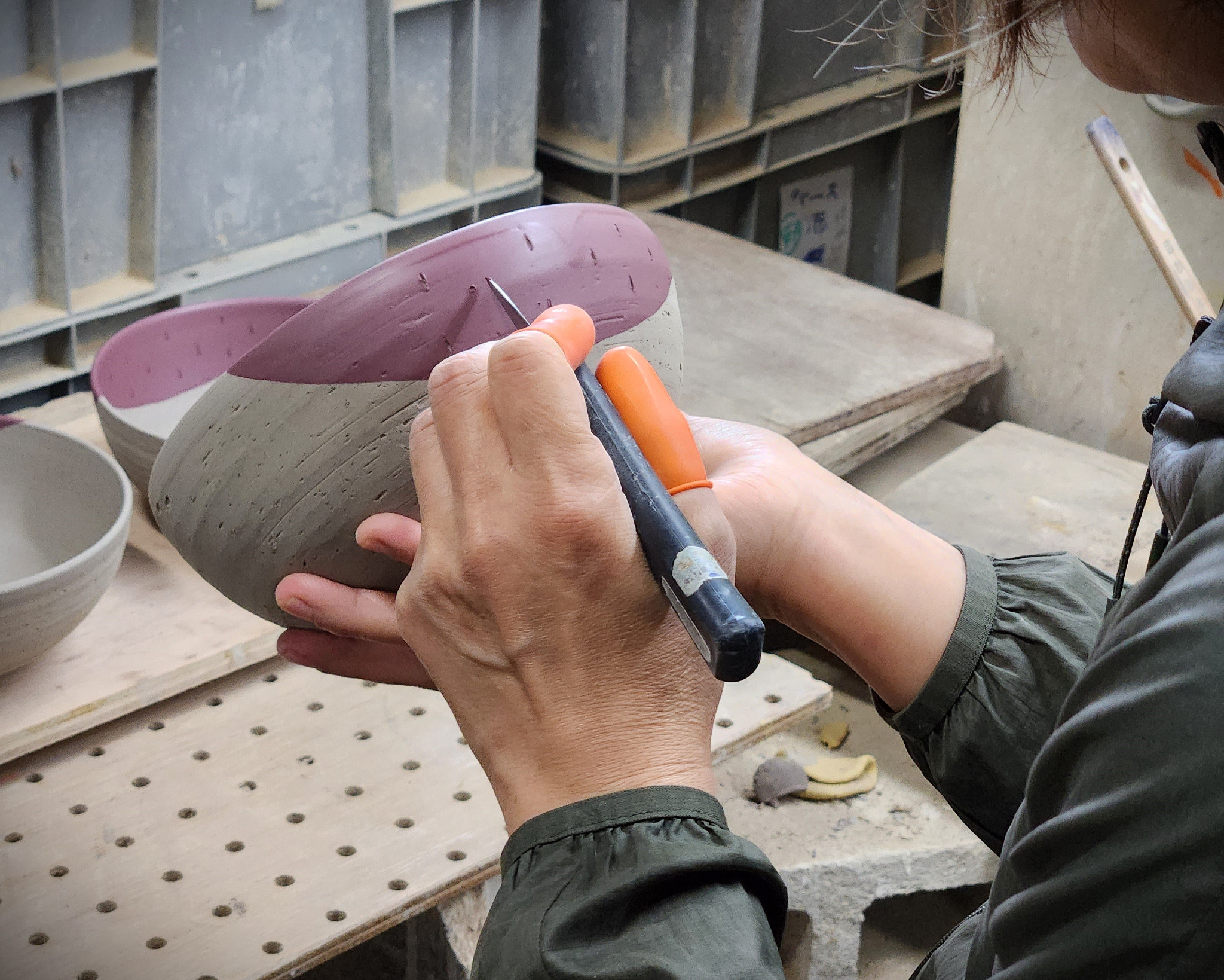 Handmaking of a Japanese pottery bowl