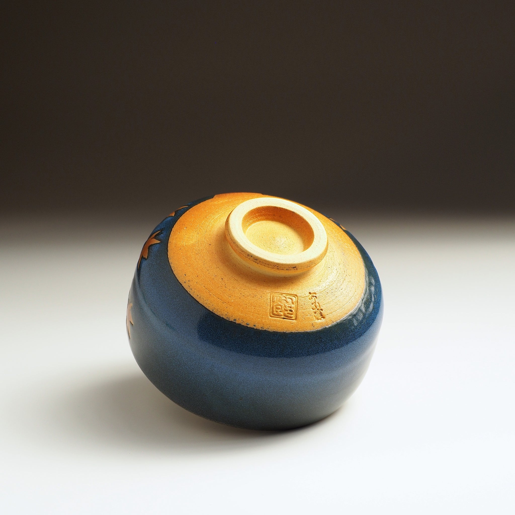 Bottom view of Sōshū matchawan showing unglazed foot ring in natural Shigaraki clay