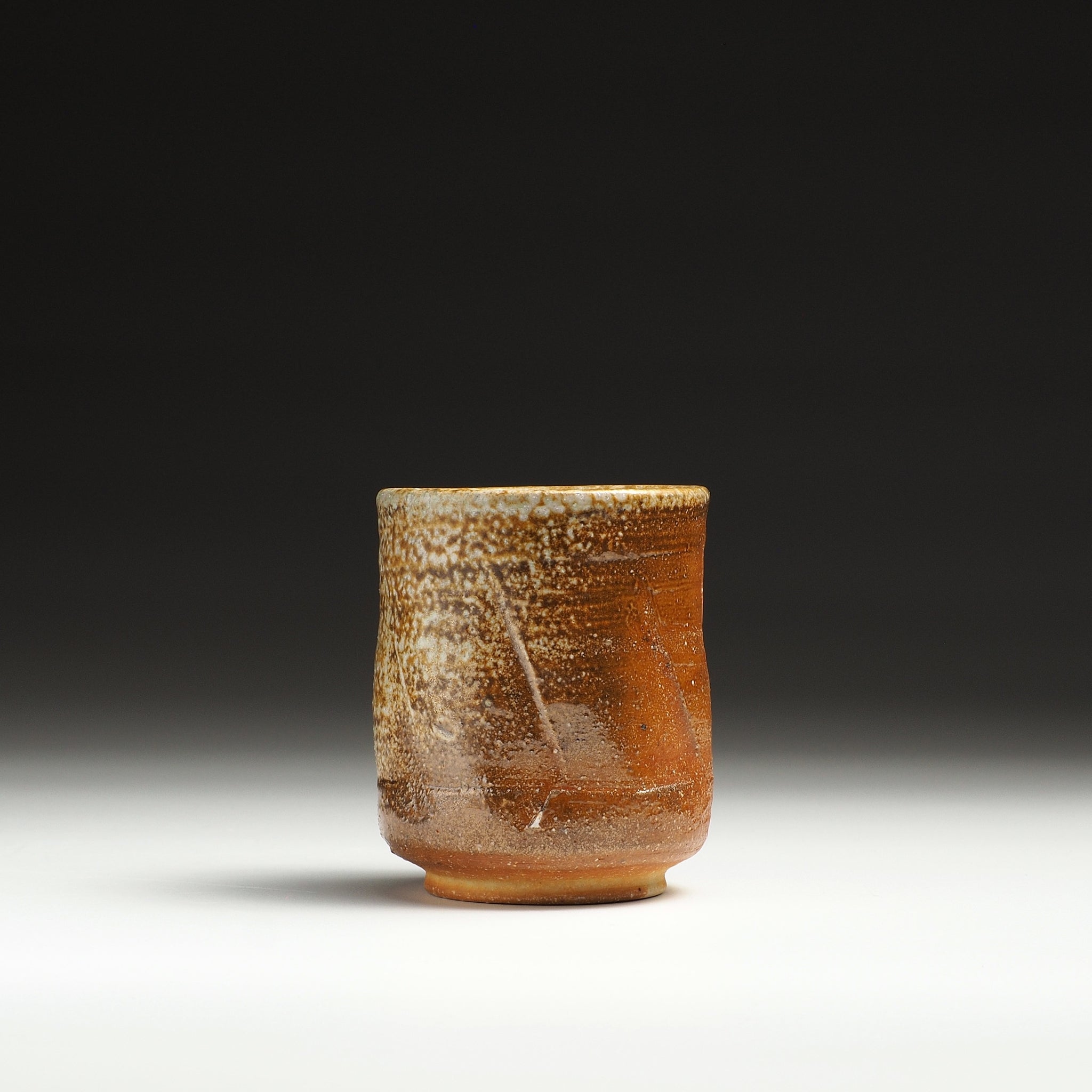 Single Yubae Shigaraki yunomi with a cylindrical form and naturally varied brown and beige surface.