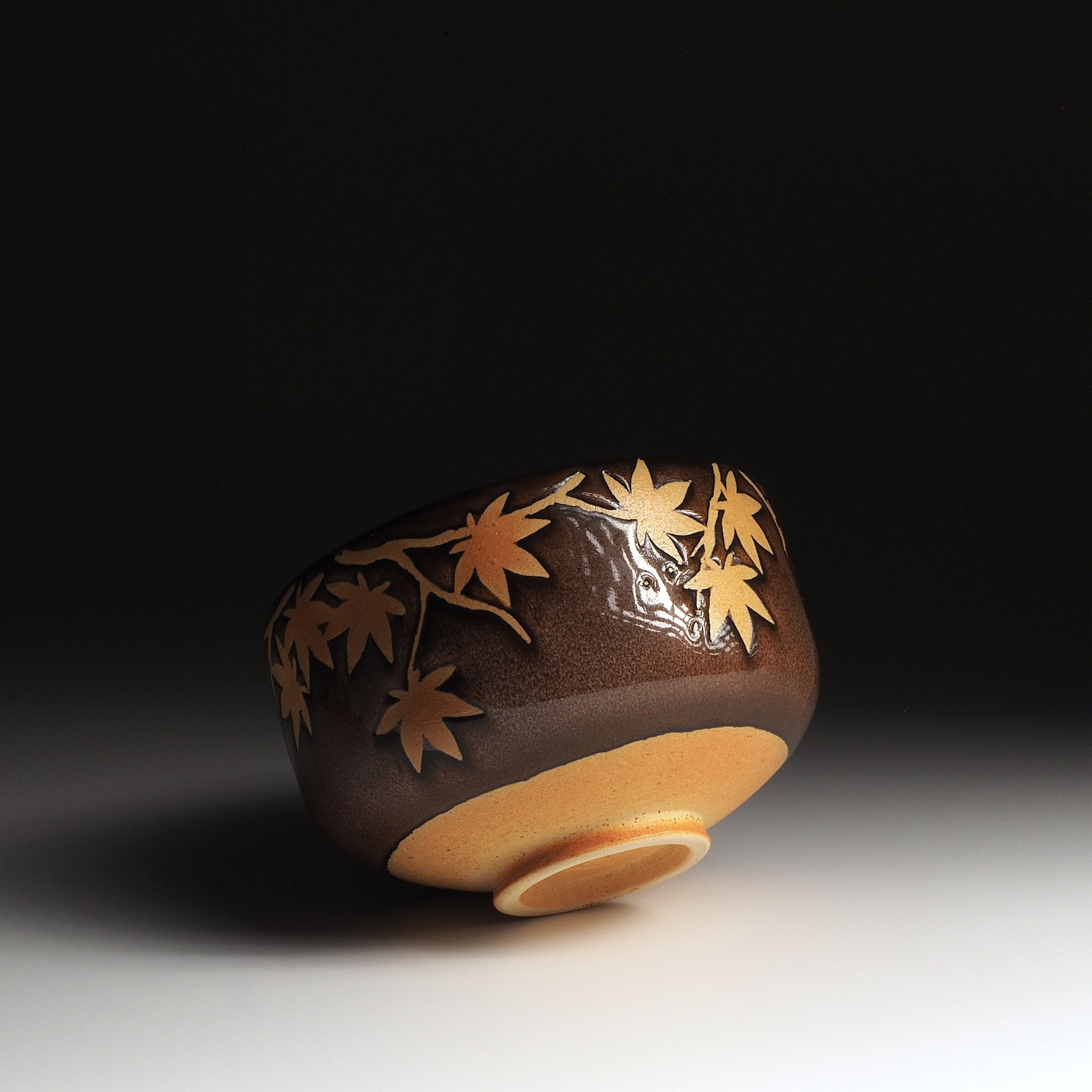 Yūkaede matcha bowl, side and base view showing momiji decoration and natural clay foot, Taro Kojima, Nunobiki Kiln