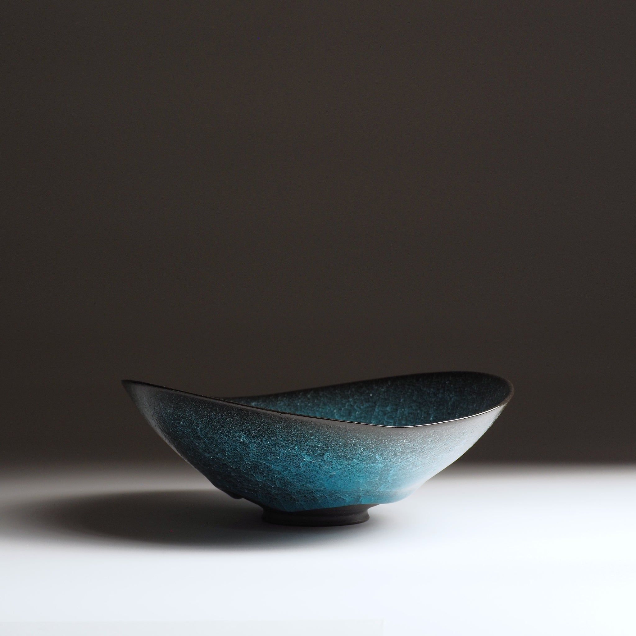 Aonami waved serving bowl, full side profile showing wave silhouette and teal kannyu glaze. Taichi Kawai, Usurai Pottery, Japan.