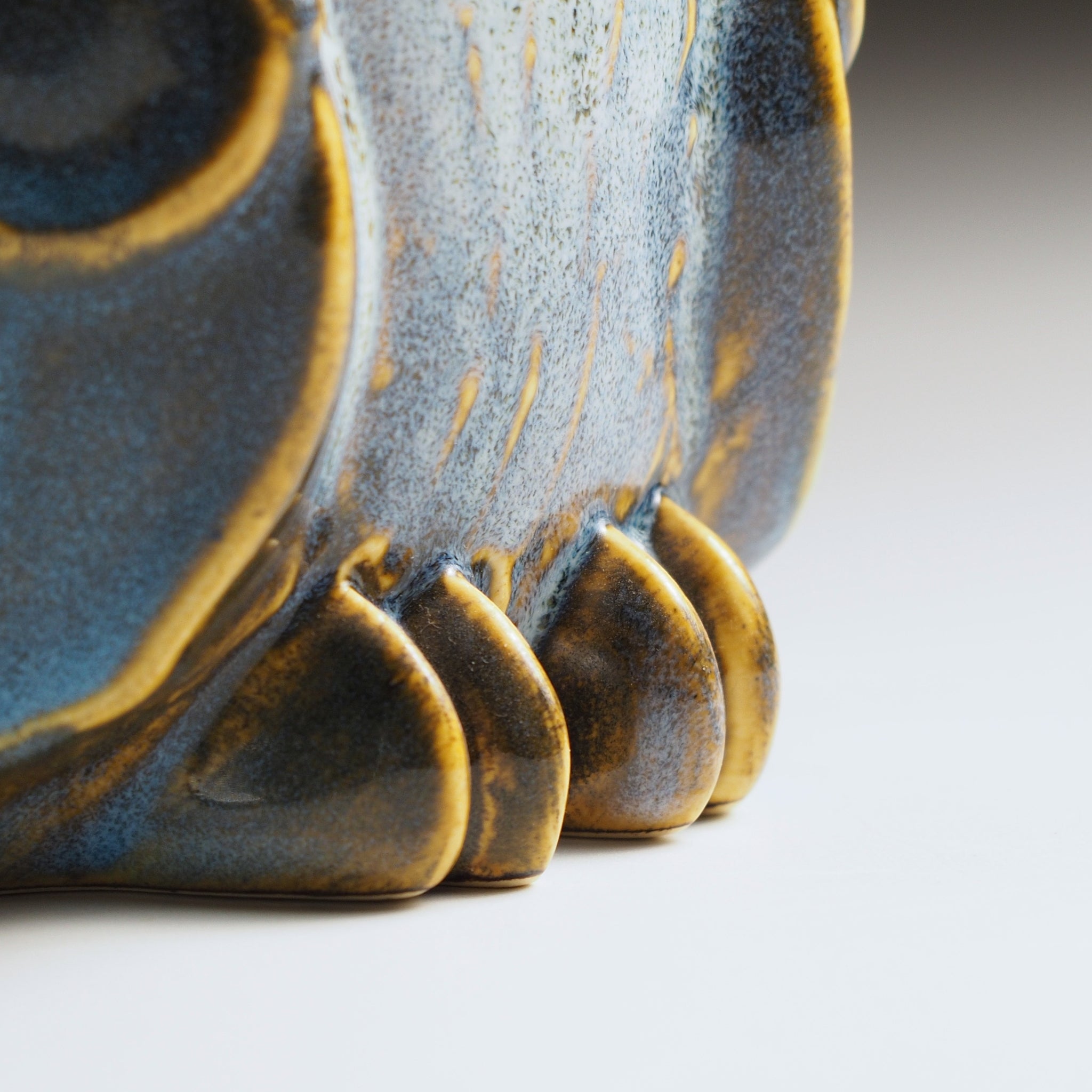 Claws detail of the Fukumori medium ceramic owl figurine by Kazuhiro Kojima, amber glazed ceramic feet, handcrafted in Japan, Tsukushi.