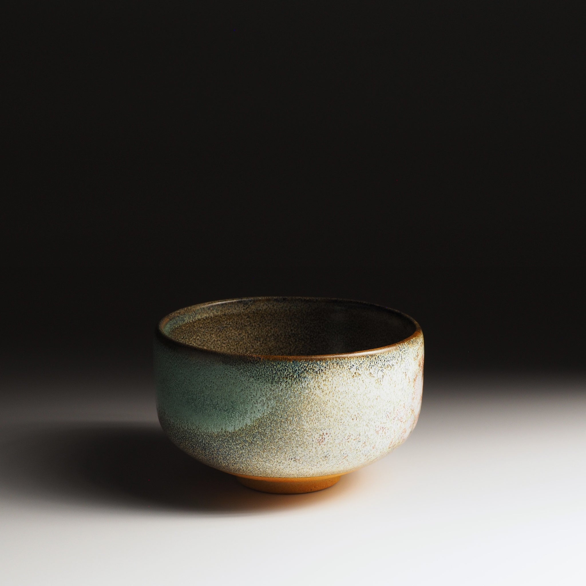 Hanagumo matcha bowl, three-quarter view, green and ochre Nanasai Tenmoku glaze, Taro Kojima Japan