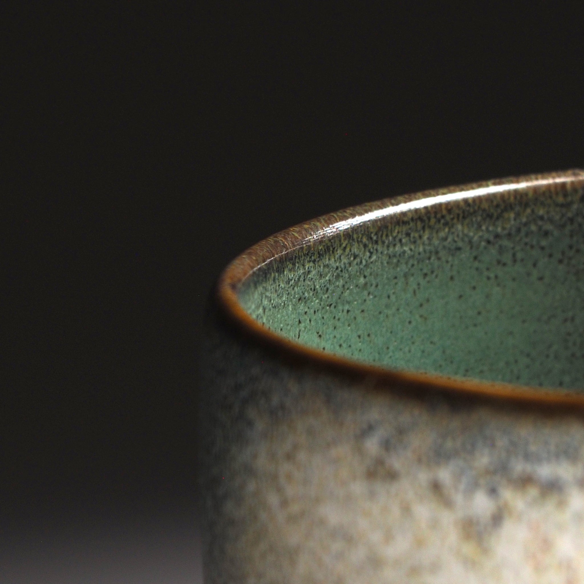 Hanagumo matcha bowl rim detail, hand-thrown edge with aurora green Tenmoku glaze, Shigaraki clay