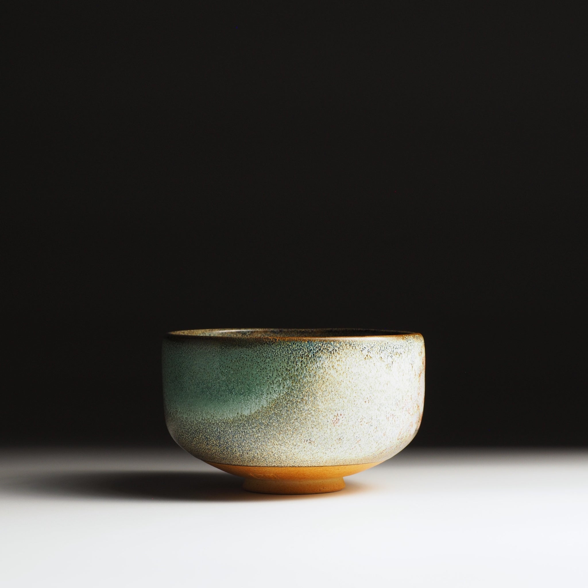 Hanagumo matcha bowl, front view, aurora green and warm ochre Nanasai Tenmoku glaze, Taro Kojima Japan