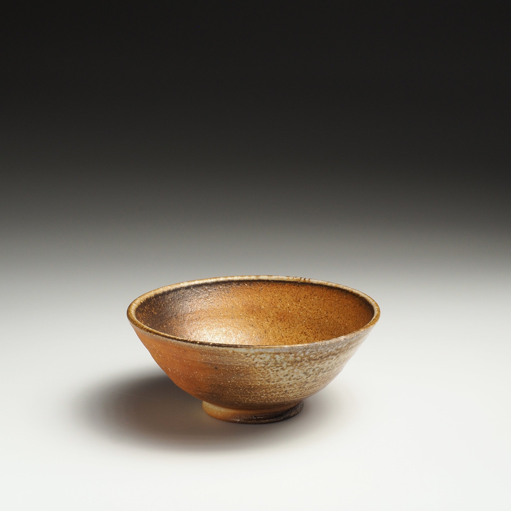 Single Mizuho Shigaraki rice bowl showing a softly flared shape and beige-brown natural surface.