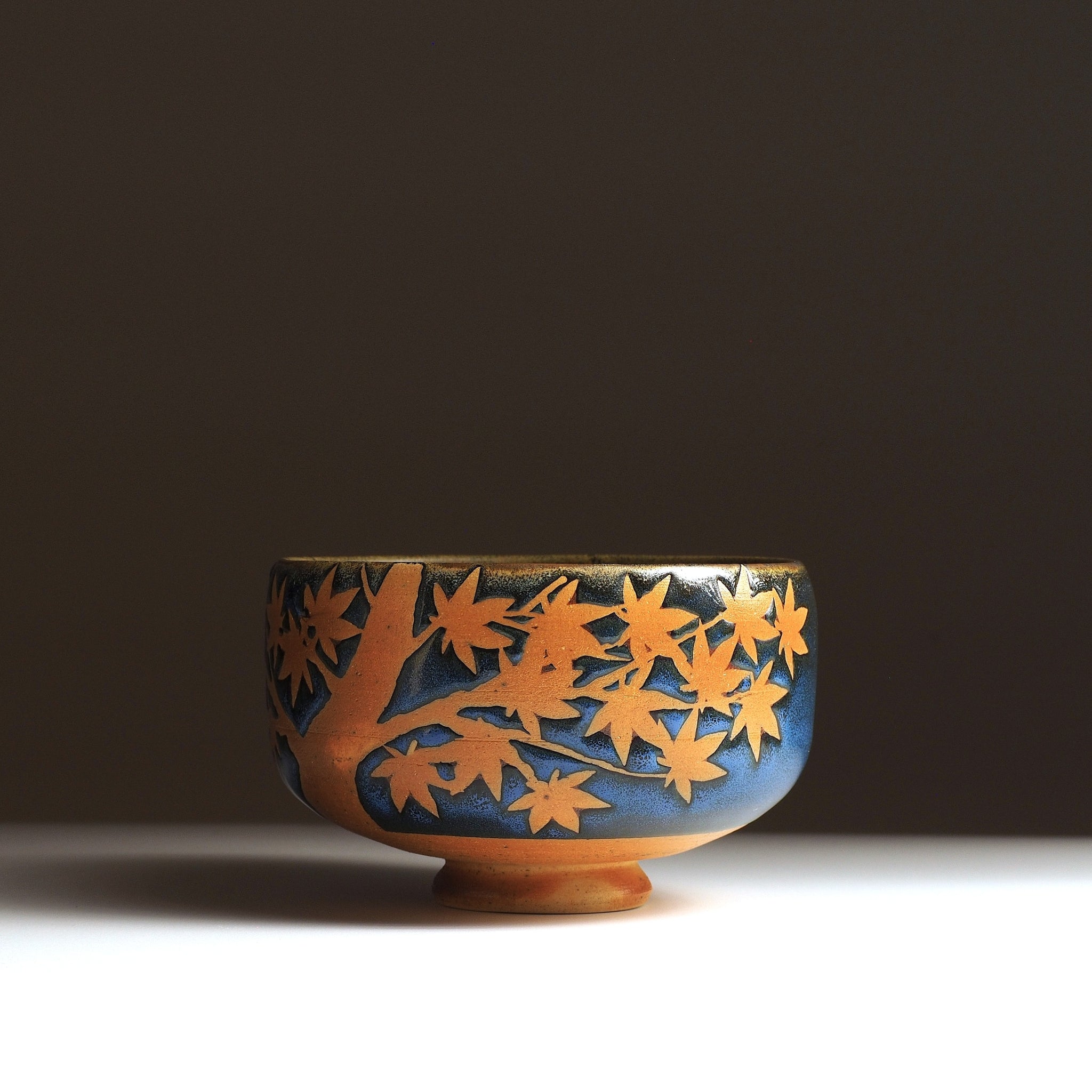 Sōshū matchawan front view, full momiji tree motif